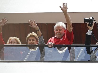 Dilma acena para apoiadores ao lado de Lula e Marisa da varanda do ex-presidente, em S&atilde;o Bernardo, neste s&aacute;bado.