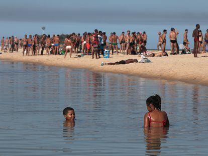 Crianças na praia de Ipanema, no Rio, no último domingo.