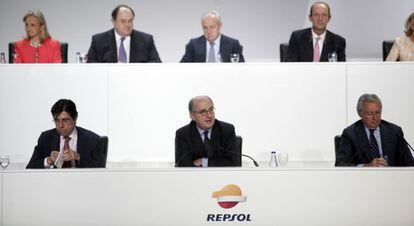 Grupo de acionistas da Repsol. Abaixo e ao centro, o presidente da petroleira, Antonio Brufau.