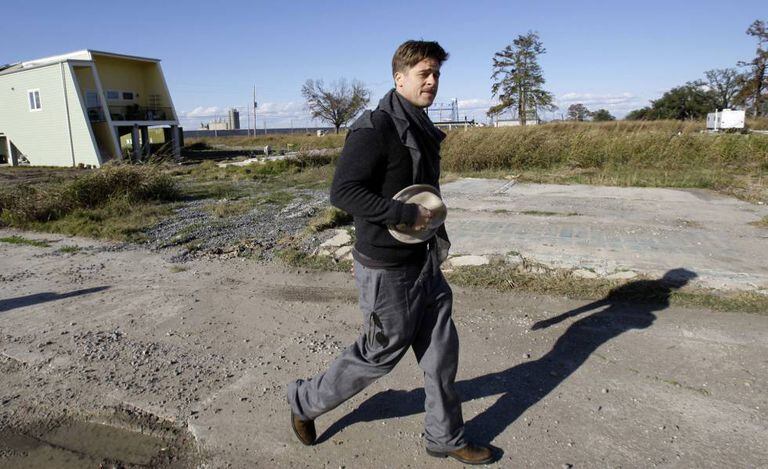 Brad Pitt em Nova Orleans durante a construção das casas.