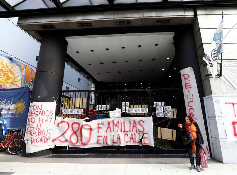 Manifestação contra demissões na Argentina.