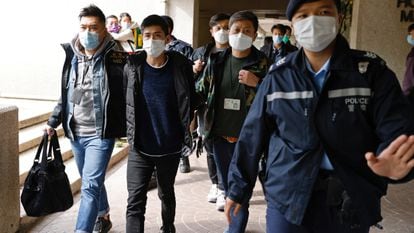 O ativista Lester Shum é detido por policiais sob as normas da nova lei de segurança nacional, nesta quarta-feira, em Hong Kong.