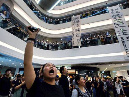 Manifestantes pró-democracia se reúnem em um shopping center de Hong Kong para cantar o hino.