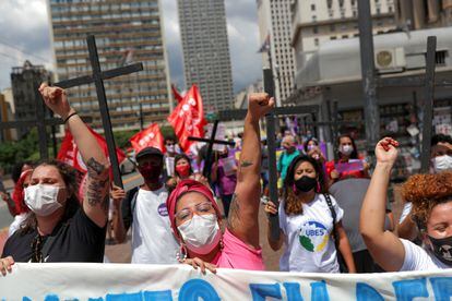 Mulheres protestam neste 8 de março por direitos e melhoria da gestão da pandemia no Brasil, em São Paulo.