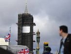 A torre do Big Ben, em Londres, nesta sexta-feira, cercada de andaimes.