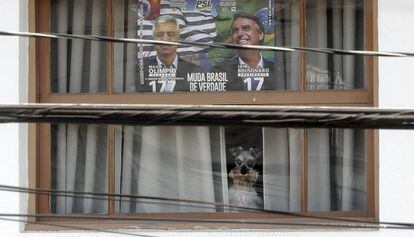 Janela em São Paulo com cartaz em apoio a Bolsonaro. 