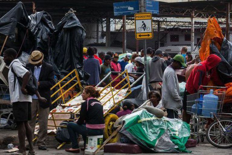 Usuários se aglomeram na esquina da alameda Cleveland com a Helvétia.