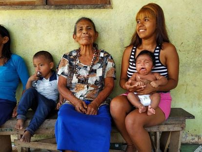 Francisca Tomé visita Luciete do Carmo, 18 anos, e o bebê Alderson Luan, que ajudara a parir dois meses antes.