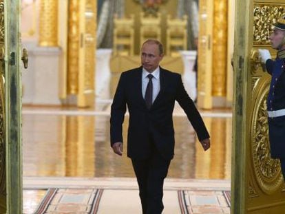 O presidente Putin na entrada de um salão do Kremlin nesta terça-feira.