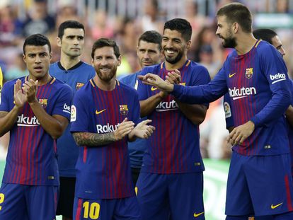 Jogadores do Barcelona aplaudem o time da Chapecoense, pouco antes do amistoso no Camp Nou, nesta segunda-feira. No primeiro plano da imagem: Lionel Messi, Gerard Pique, Luis Suarez.