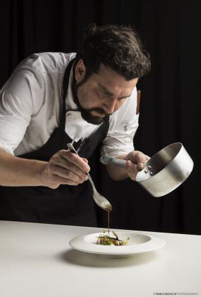 Fer Rivarola, em sua cozinha.