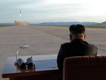 Kim Jong Um observa o lançamento de um míssil Hwasong-12 nesta foto sem data.