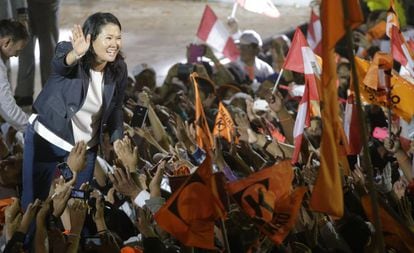 Keiko Fujimori cumprimenta seus apoiadores.