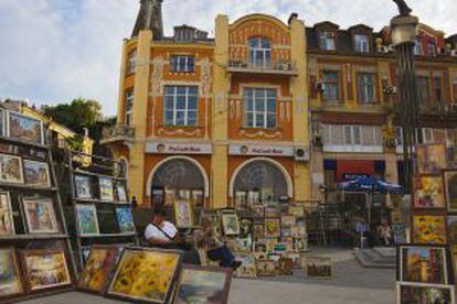 Venda de quadros em uma praça de Plovdiv, na Bulgária.