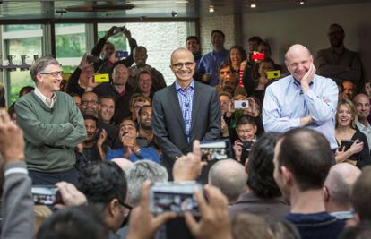 No centro, o CEO da Microsoft, Satya Nadella, ao lado do fundador da empresa, Bill Gates, e do ex-CEO Steve Ballmer, no campus da empresa em Redmond, Washington, em fevereiro de 2014.