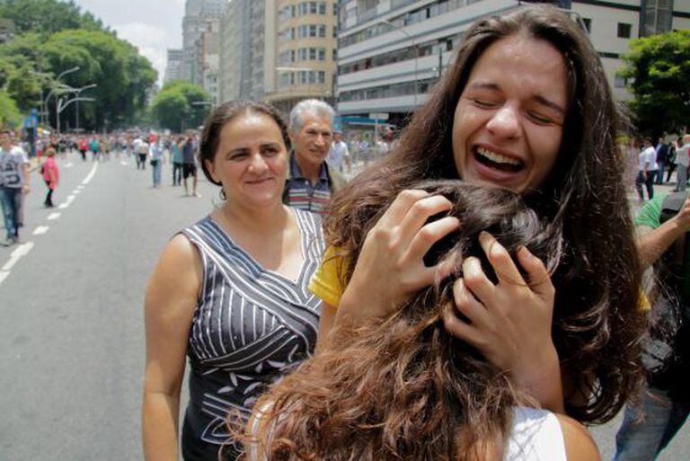 Estudantes comemoram a notícia nesta sexta.