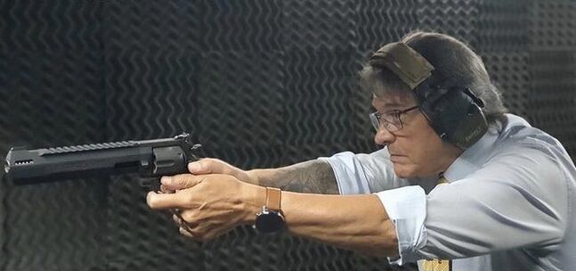 Roberto Jefferson segura uma arma em foto publicada em sua conta no Instagram.