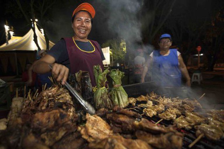 Uma ‘anticuchera’ de Tarapoto, em sua banca.