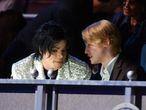 Michael Jackson y Macaulay Culkin en el Madison Square Garden de Nueva York en 2001. El actor tuvo que testificar en un juicio contra del cantante por abusos sexuales a un menor y negó haber sufrido ningún tipo de tocamientos inapropiados por parte de Jackson.