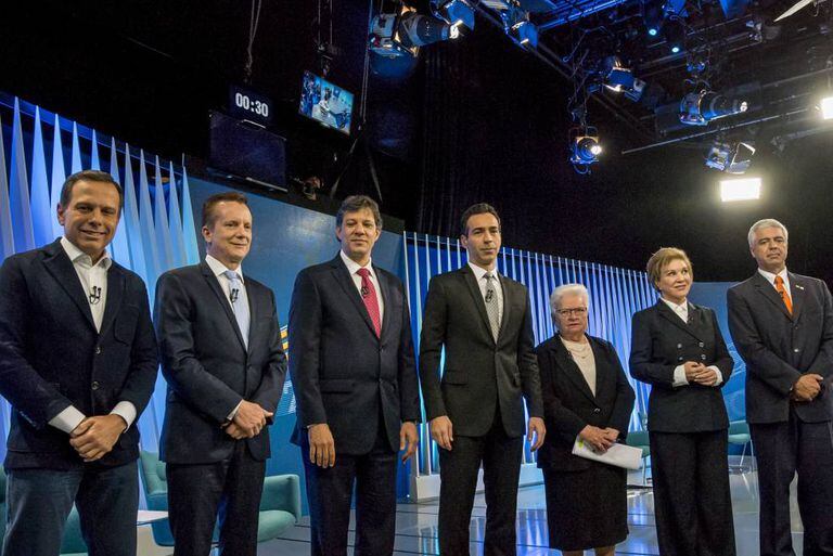 Da esq. para a dir.: os candidatos à Prefeitura de São Paulo João Doria, Celso Russomanno, Fernando Haddad, o apresentador Cesar Tralli (centro), Luiza Erundina, Marta Suplicy e Major Olímpio no último debate da TV Globo, no dia 29.