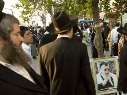 Judeus ultraortodoxos caminham ao lado de um retrato do líder espiritual já morto, o sefardita Ovadia Yosef, em outubro em Jerusalém.