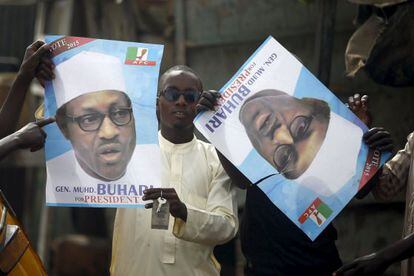 Partidários de Muhammadu Buhari seguram cartaz.