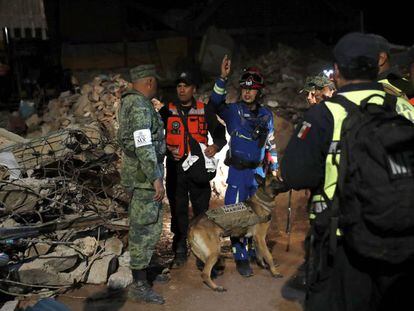 Labores de resgate depois do sismo em Juchitán, ao sul de México.