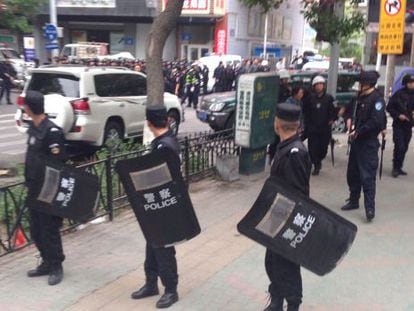Policiais isolam a zona do atentado em Urumqi.