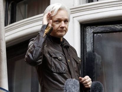 Assange na sacada da Embaixada equatoriana em Londres, em maio do ano passado.