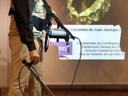 Um operário mostra o funcionamento do georradar que se usará para buscar os restos de Cervantes.