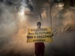 Un grupo de activistas de Greenpeace ha simulado un incendio forestal frente a la embajada de Brasil en Madrid para exigir mayor protección a la Amazonía, que registró en agosto 8.301 focos de fuego solo en el Estado de Amazonas, el mayor número de su historia, señala la organización ecologista.