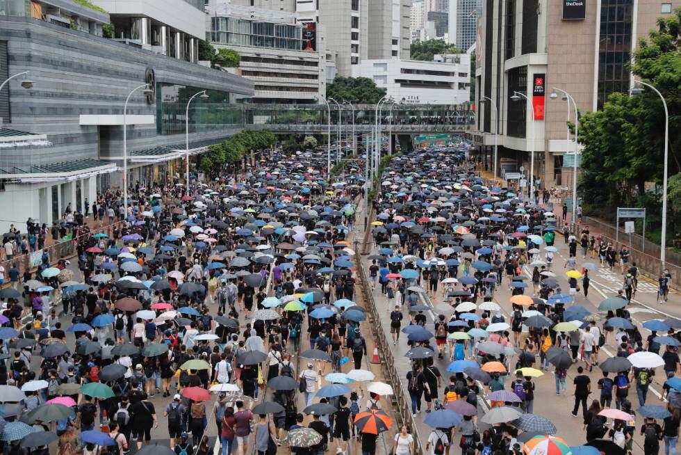 Manifestantes prodemocracia marcham neste sábado pelo centro de Hong Kong.
