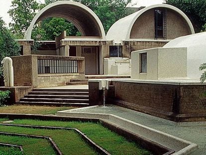 Sangath, o estúdio do arquiteto Balkrishna Doshi, em Ahmedabad (Índia). Sangath, nome dado ao complexo, significa “avançar juntos por meio da participação”.