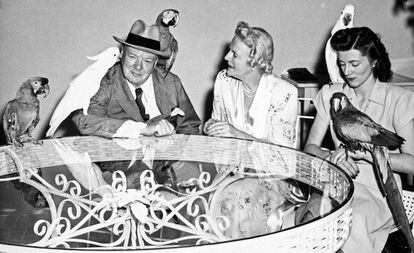 Winston Churchill em 1946 em Miami Beach, com sua mulher, Clementine, e sua filha, Sarah.