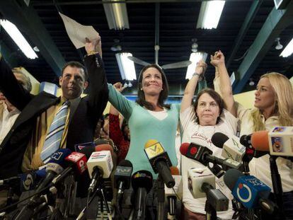 O presidente do partido político Copei, Roberto Enríquez, com María Corina Machado, Mitzy Capriles e Lilian Tintori, na segunda-feira em Caracas.