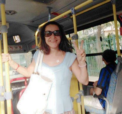 A atriz Luc&eacute;lia Santos, em &ocirc;nibus no Rio.