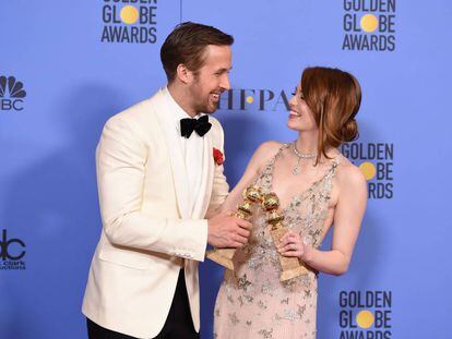 Ryan Gosling e Emma Stone posam com seus Globos de Ouro.