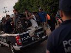 Um grupo de migrantes é levado pela Polícia Municipal em Chiapas.