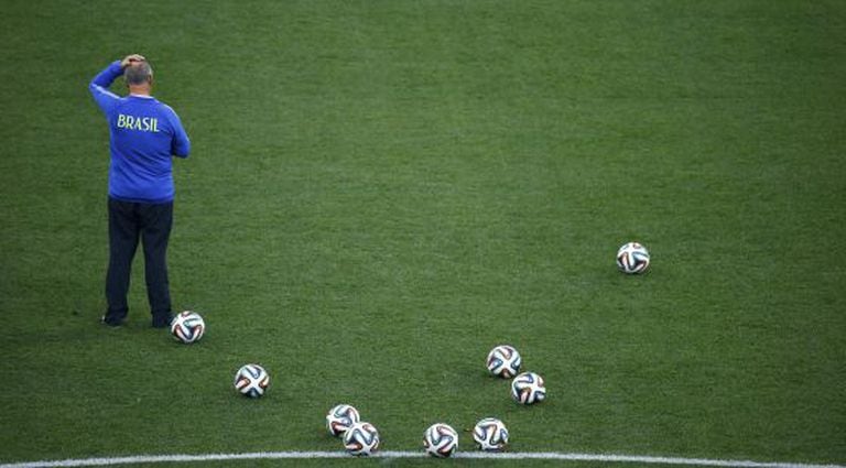 O técnico da seleção brasileira, durante um treinamento.