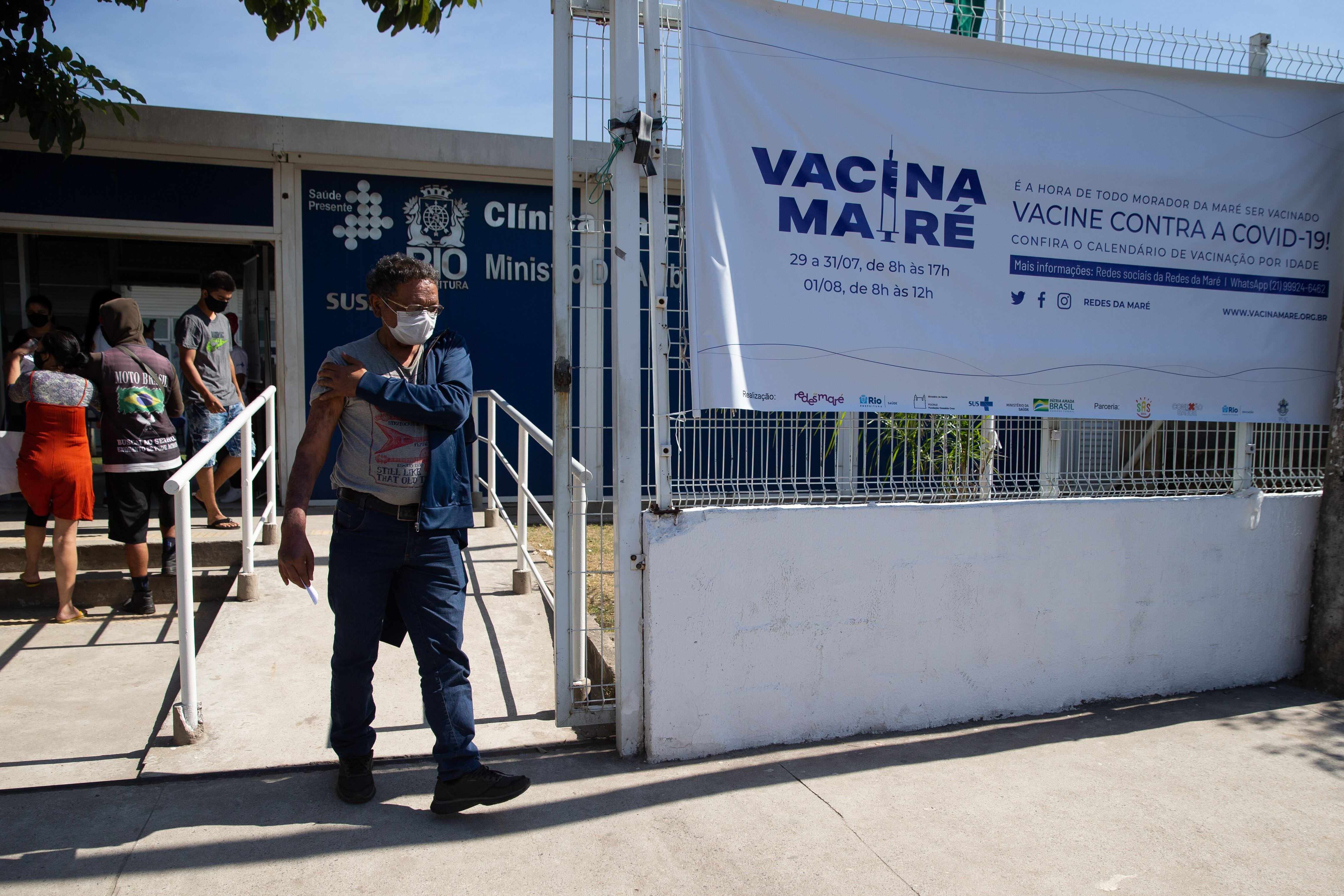 Homem recebe dose da vacina contra a covid-19 em clínica da Maré. 