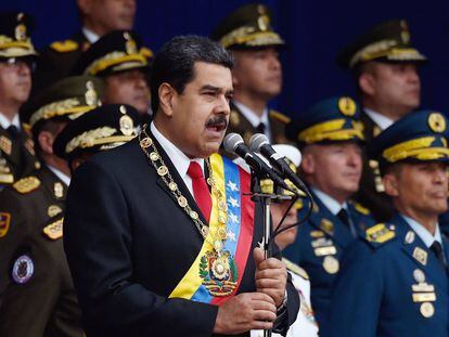 O presidente da Venezuela, Nicolás Maduro, acompanhado de comandantes militares no desfile de 4 de agosto, quando sofreu uma tentativa de atentado.