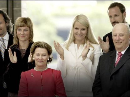 Os reis Sonia e Harald da Noruega, a princesa Märtha Louise e Ari Behn e os príncipes Haakon e Mette-Marit em Stavanger, em 2007.