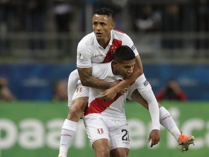Flores e Yotún comemoram o gol peruano.