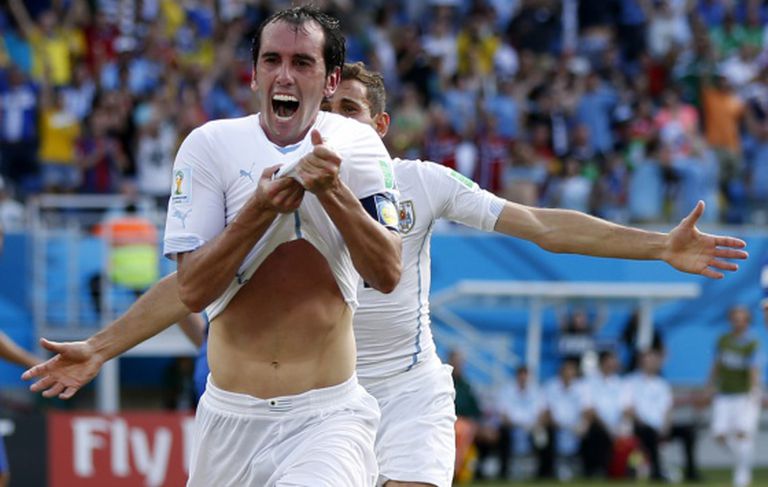Godín comemora o seu gol contra a Itália.