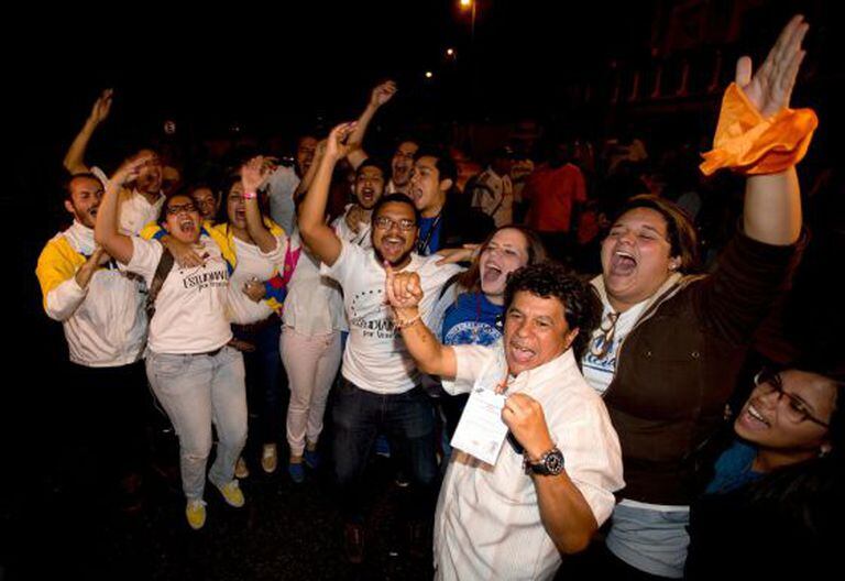 Simpatizantes da oposição celebram em Caracas sua vitória nas eleições legislativas.