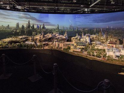 Esta é a maquete completa da gigantesca atração Star Wars. Serão construídas duas delas, nos parques da Disney na Califórnia e na Flórida. Ocupa 5,6 hectares e é a maior ampliação já feita nos parques.