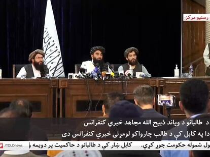 O porta-voz talibã, Zabihullah Mujahid, na primeira coletiva de imprensa do grupo islamista em Cabul.
