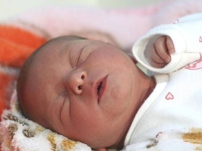 A recém-nascida Vanda Sinka, primeira menina a nascer este ano na Hungria.