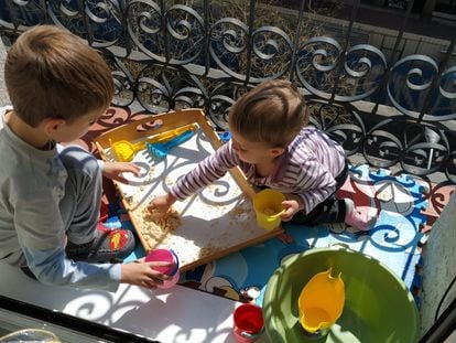 Crianças brincam na sacada em Madri.