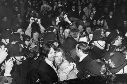 A polícia tenta impedir que fotógrafos e fãs se aproximem de Paul McCartney e Lionda Eastman no dia do seu casamento civil. Foi em março de 1969. Poucos meses depois, John Lennon anunciaria a seus colegas seu desejo de deixar a banda. 